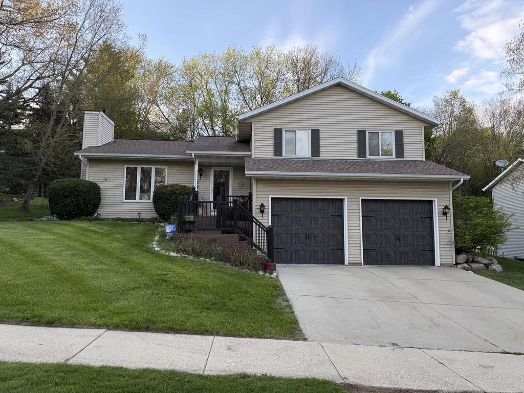 Photo of 204 Cambridge AVENUE, Waukesha, WI 53188 (MLS # 1960778)