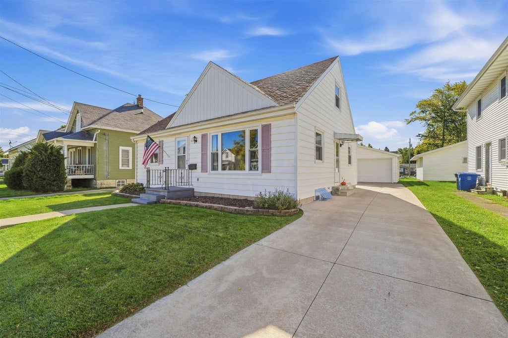 Photo of 855 W 12th AVENUE, Oshkosh, WI 54902 (MLS # 50334023)