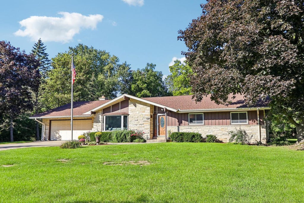 Photo of 1555 Valley Ridge DRIVE, Brookfield, WI 53005 (MLS # 1980749)