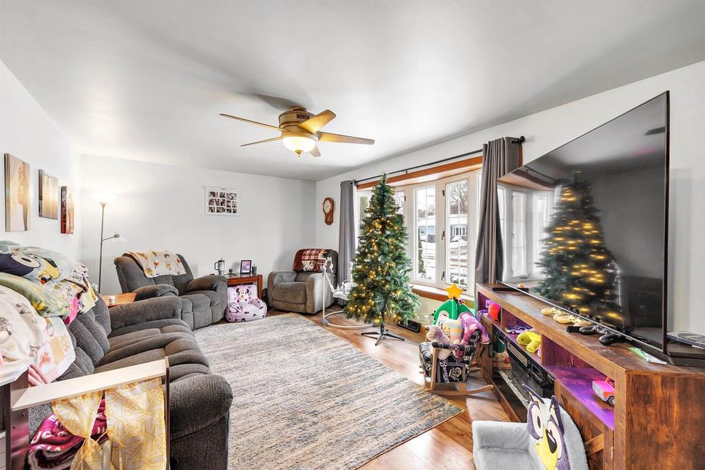 Photo of 909 Lawton TERRACE, Manitowoc, WI 54220 (MLS # 50319235)