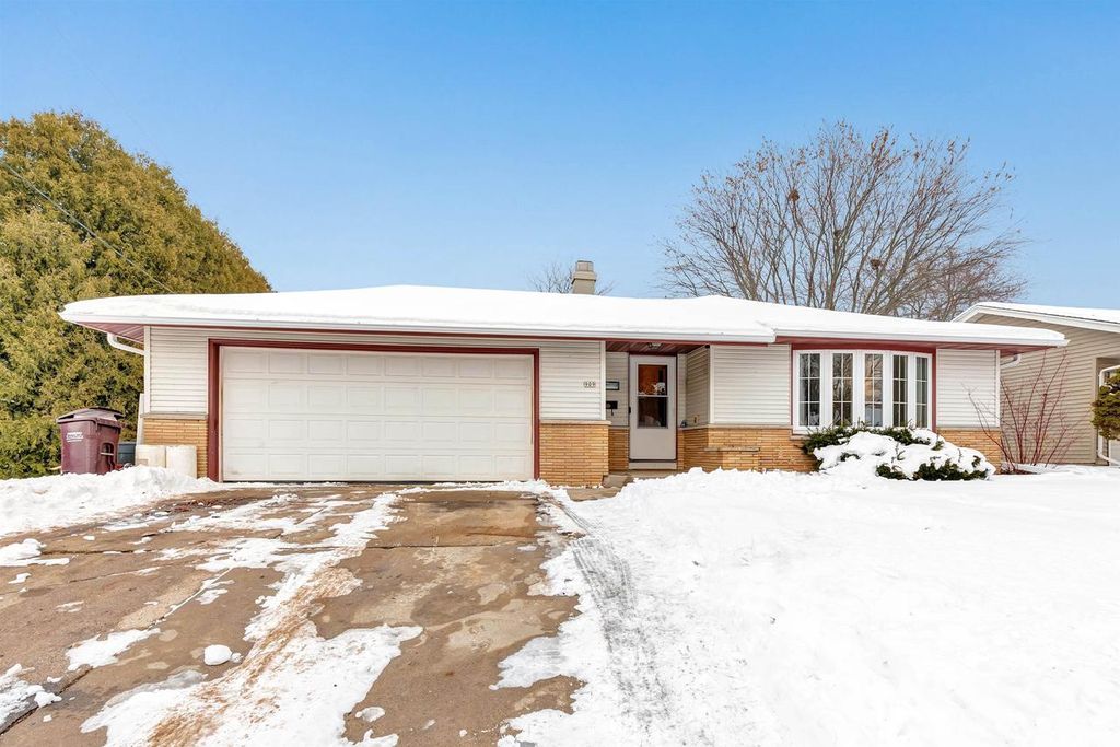 Photo of 909 Lawton TERRACE, Manitowoc, WI 54220 (MLS # 50319235)