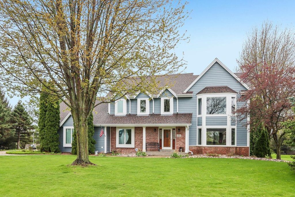 Photo of N53W26727 Arrowhead DRIVE, Pewaukee, WI 53072 (MLS # 1959095)