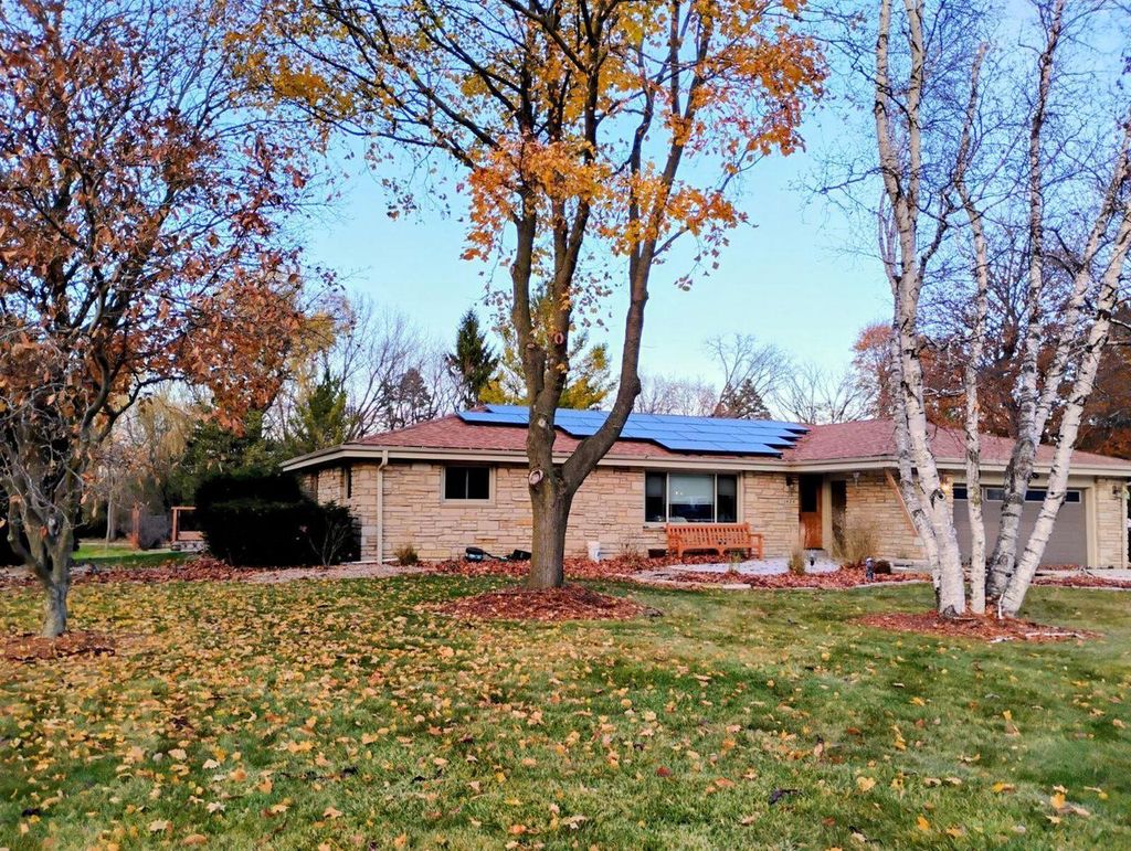 Photo of 1420 W Larkspur LANE, River Hills, WI 53217 (MLS # 1943694)