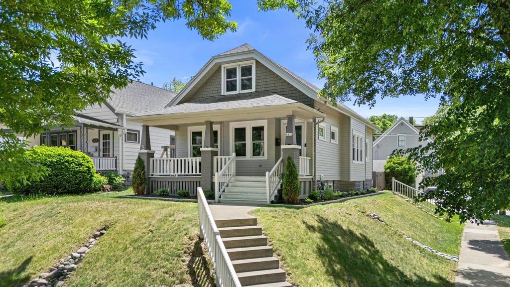 Photo of 6431 Vista AVENUE, Wauwatosa, WI 53213 (MLS # 1967577)