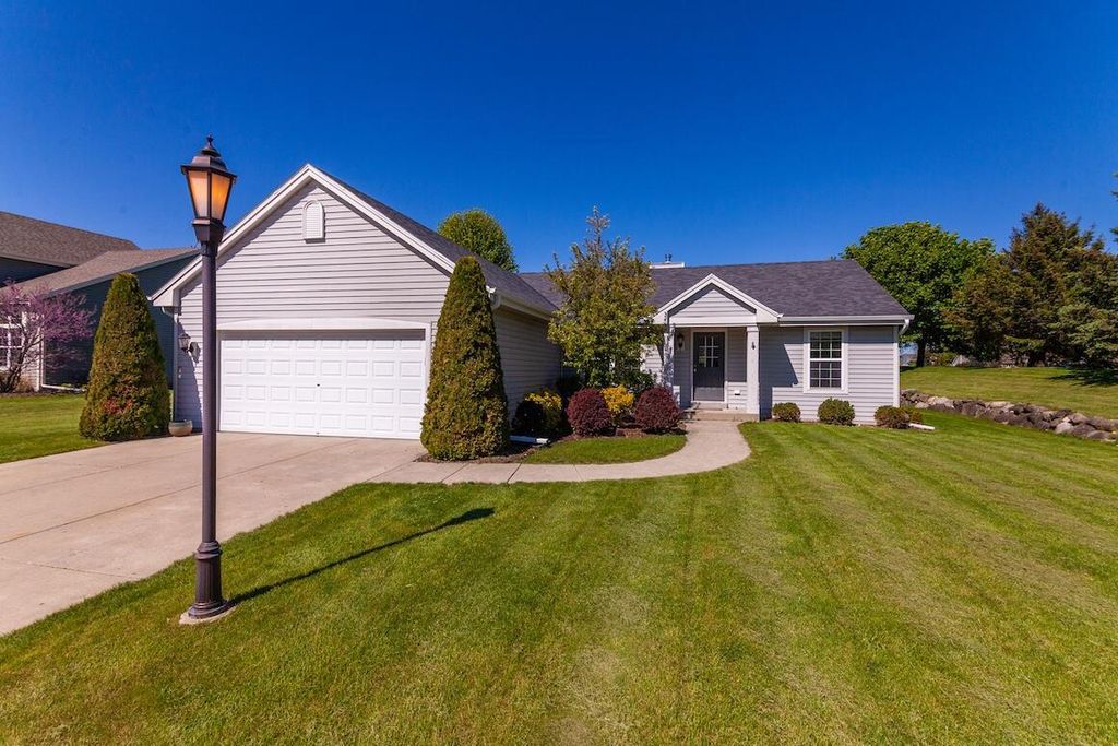Photo of 1280 Wrenfield WAY, Oconomowoc, WI 53066 (MLS # 1962375)