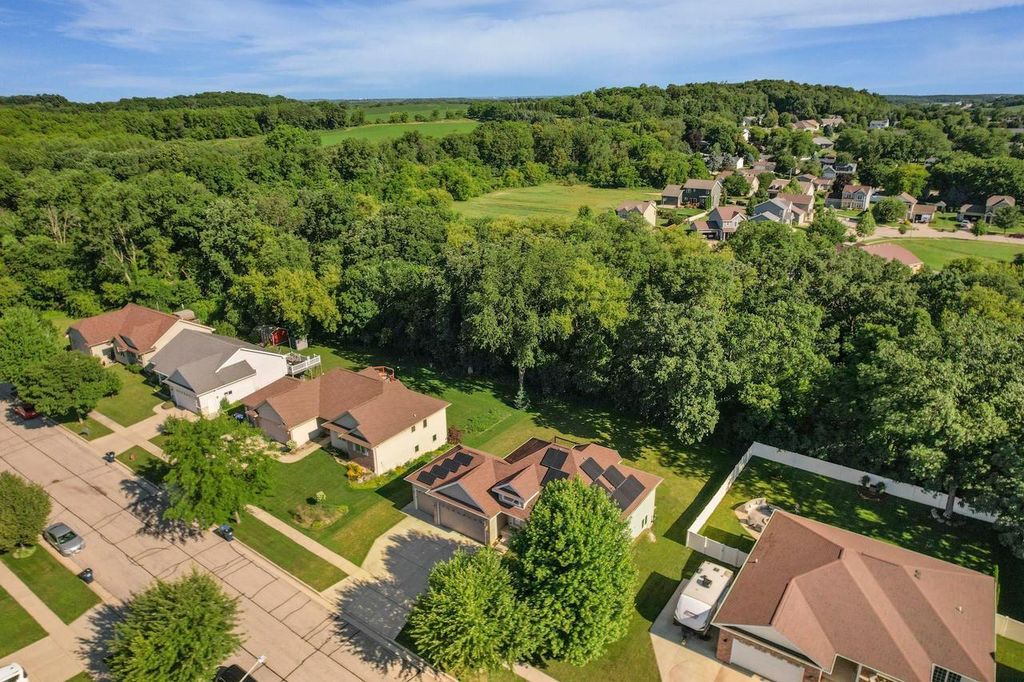 Photo of 308 Skyland WAY, Deerfield, WI 53531 (MLS # 2026800)