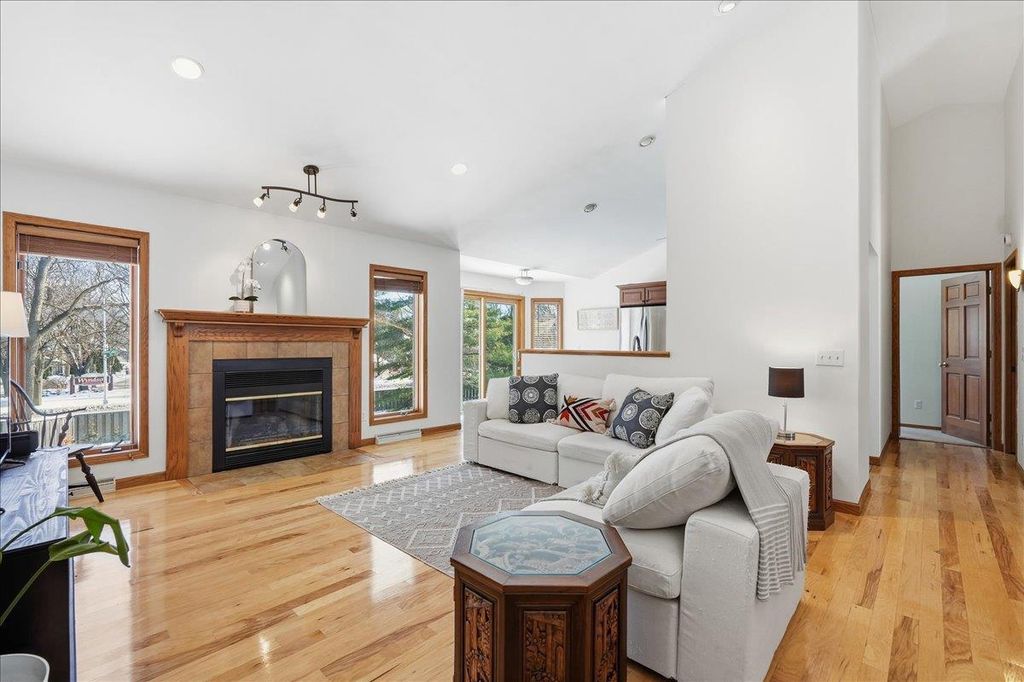 Photo of 925 S Holt CIRCLE, Madison, WI 53719 (MLS # 2013780)