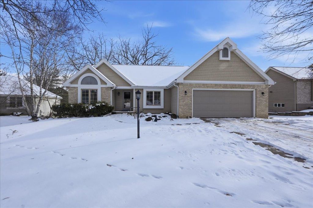 Photo of 925 S Holt CIRCLE, Madison, WI 53719 (MLS # 2013780)