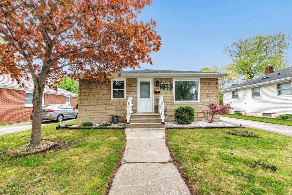 Photo of 1875 Smith STREET, Green Bay, WI 54302 (MLS # 50325826)