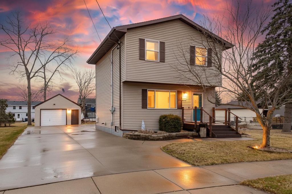 Photo of 137 Gruenwald AVENUE, Neenah, WI 54956 (MLS # 50321917)