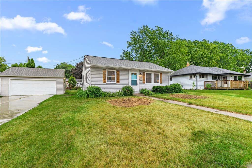 Photo of 625 Pleasant DRIVE, West Bend, WI 53095 (MLS # 1968013)