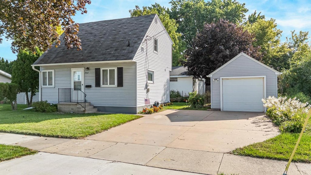 Photo of 902 N Linwood AVENUE, Appleton, WI 54914 (MLS # 50332470)
