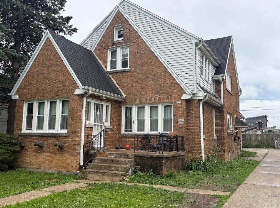 Photo of 6221 W Thurston COURT #6221A/6221B, Milwaukee, WI 53218 (MLS # 1968541)
