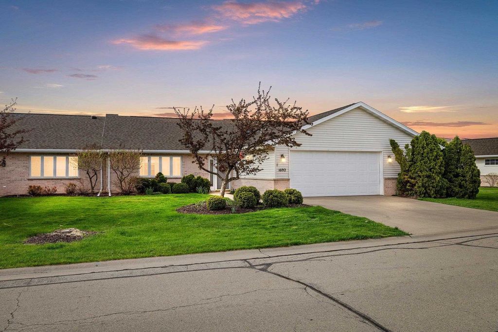 Photo of 1692 Twin Lakes CIRCLE, Green Bay, WI 54311 (MLS # 50325093)