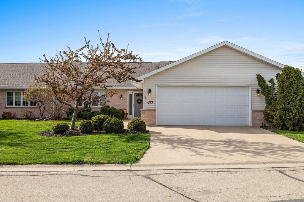 Photo of 1692 Twin Lakes CIRCLE, Green Bay, WI 54311 (MLS # 50325093)