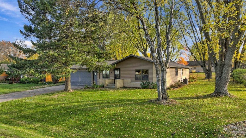 Photo of 418 E Forest STREET, Marshfield, WI 54449 (MLS # 22605340)