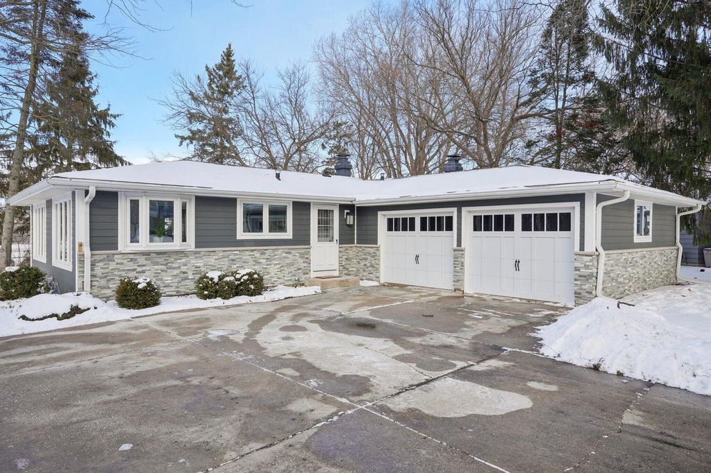 Photo of 293 Meadowside COURT, Pewaukee, WI 53072 (MLS # 1948190)