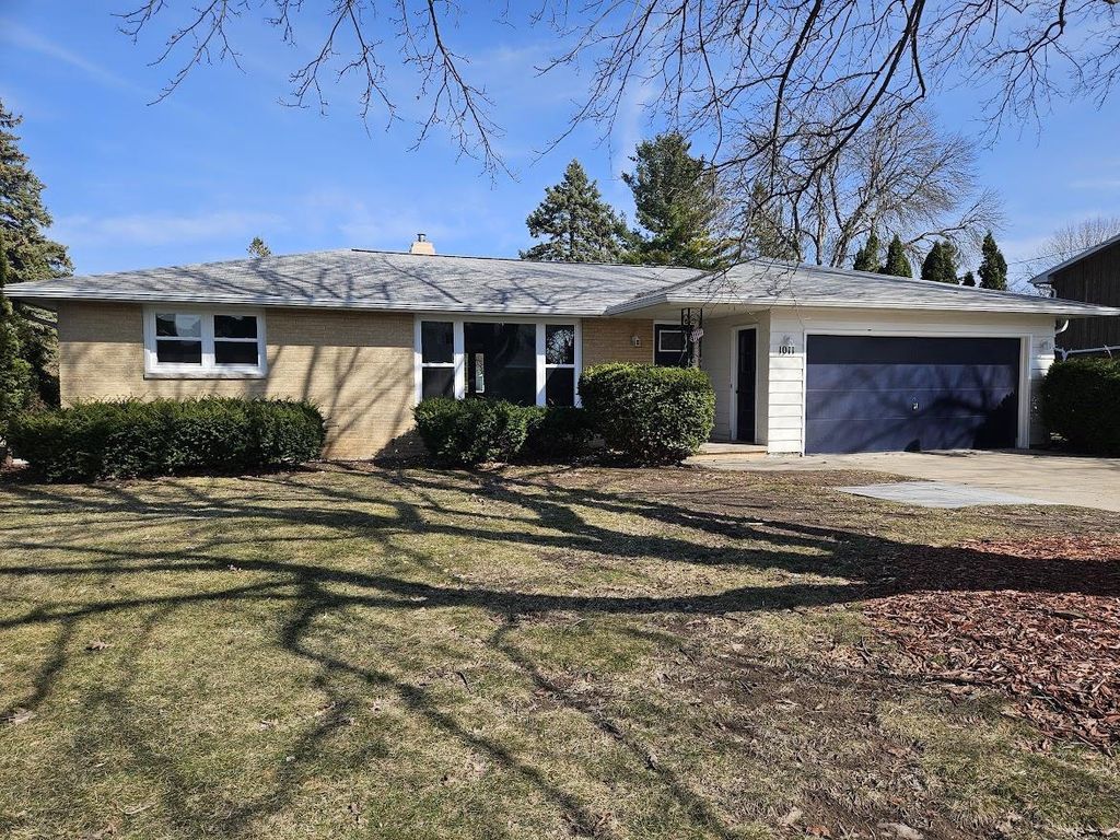 Photo of 1011 Alpine DRIVE, Green Bay, WI 54311 (MLS # 50323468)