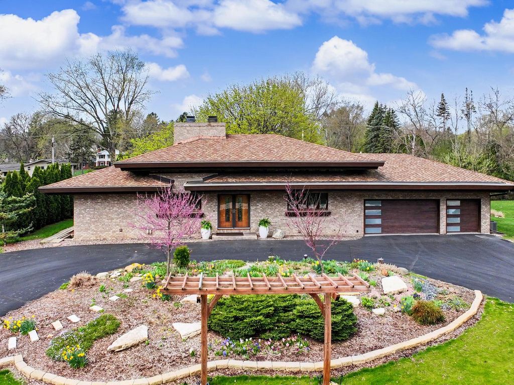 Photo of 2115 Underwood PARKWAY, Elm Grove, WI 53122 (MLS # 1958802)
