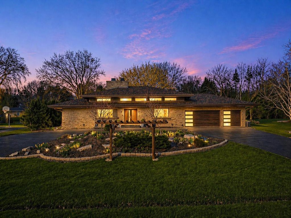 Photo of 2115 Underwood PARKWAY, Elm Grove, WI 53122 (MLS # 1958802)