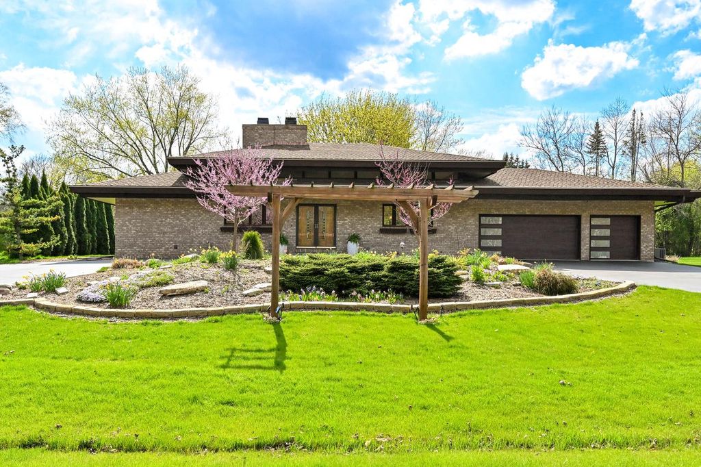 Photo of 2115 Underwood PARKWAY, Elm Grove, WI 53122 (MLS # 1958802)