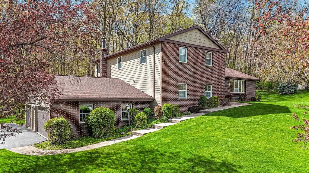 Photo of 6283 N Rosewood DRIVE, Appleton, WI 54913 (MLS # 50325020)