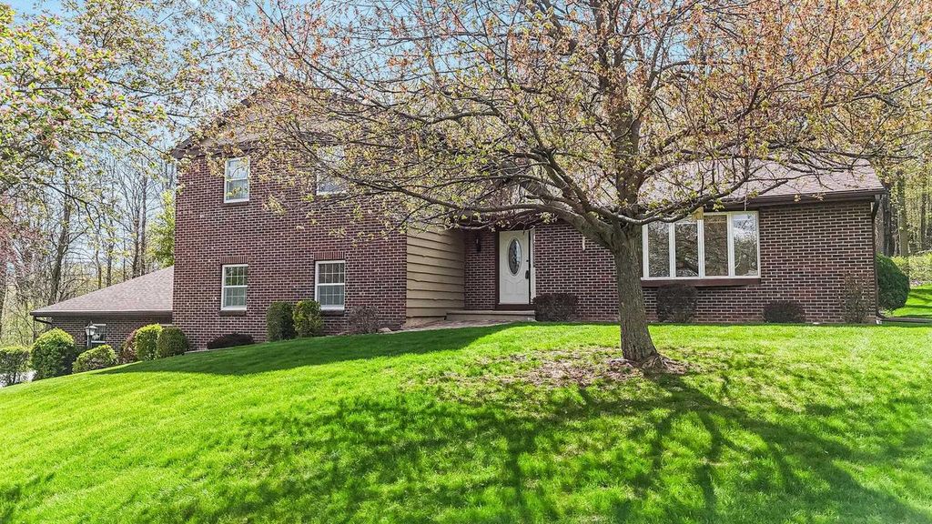 Photo of 6283 N Rosewood DRIVE, Appleton, WI 54913 (MLS # 50325020)