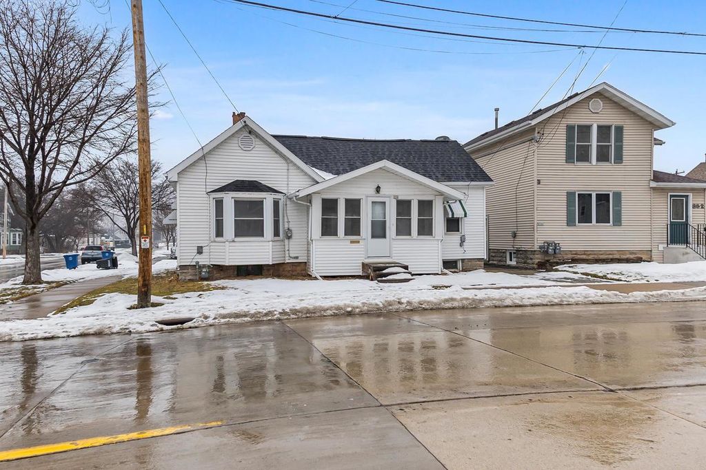 Photo of 356 W 9th AVENUE, Oshkosh, WI 54902 (MLS # 50319653)