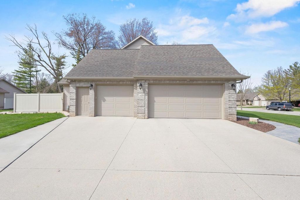 Photo of 377 Riverwood LANE, Green Bay, WI 54313 (MLS # 50324331)