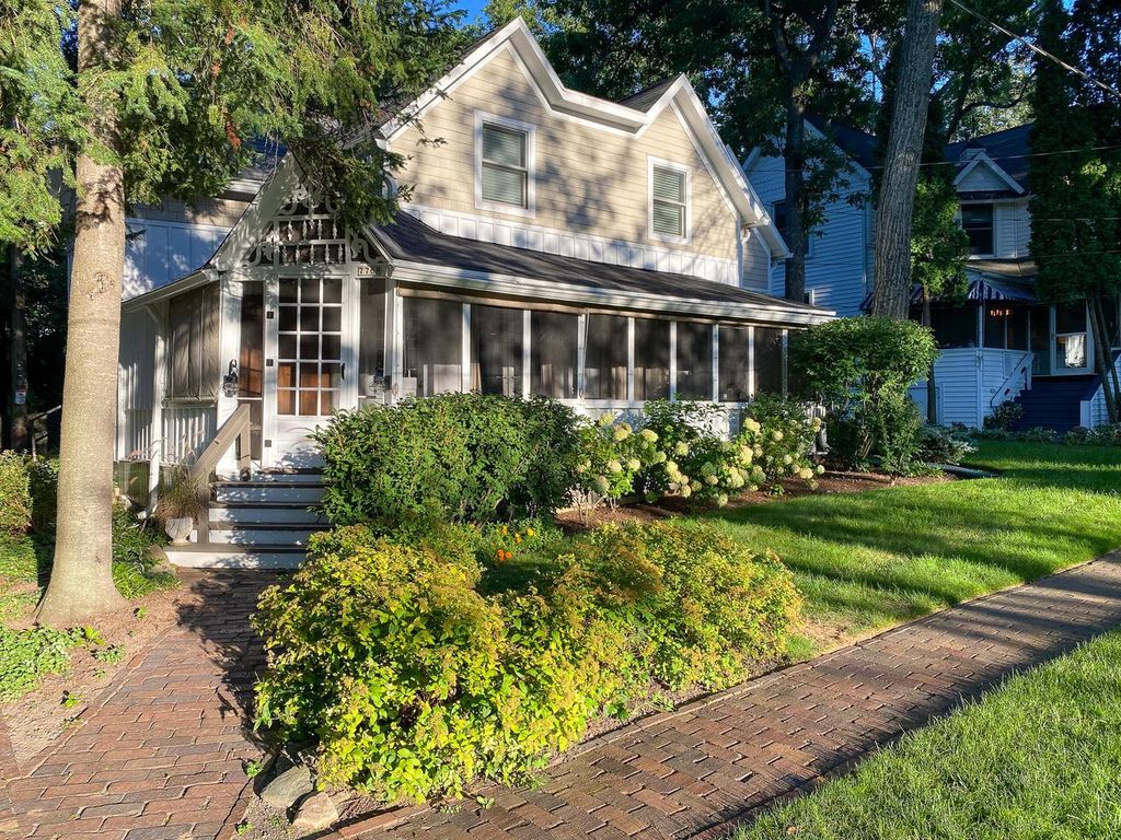 Photo of 776 S Lakeshore DRIVE #R, Fontana, WI 53125 (MLS # 1945244)