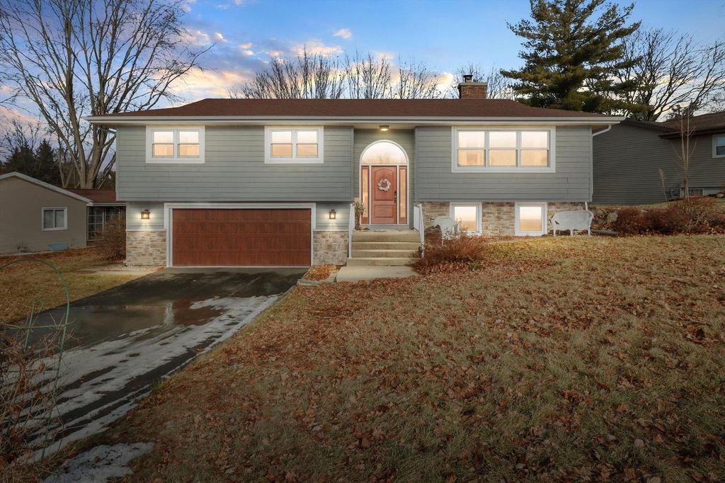 Photo of 105 Winston WAY, Waunakee, WI 53597 (MLS # 1947208)
