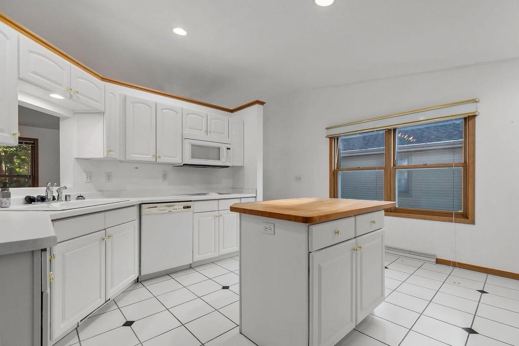 Photo of 625 River Bluff DRIVE, Manitowoc, WI 54220 (MLS # 50317044)