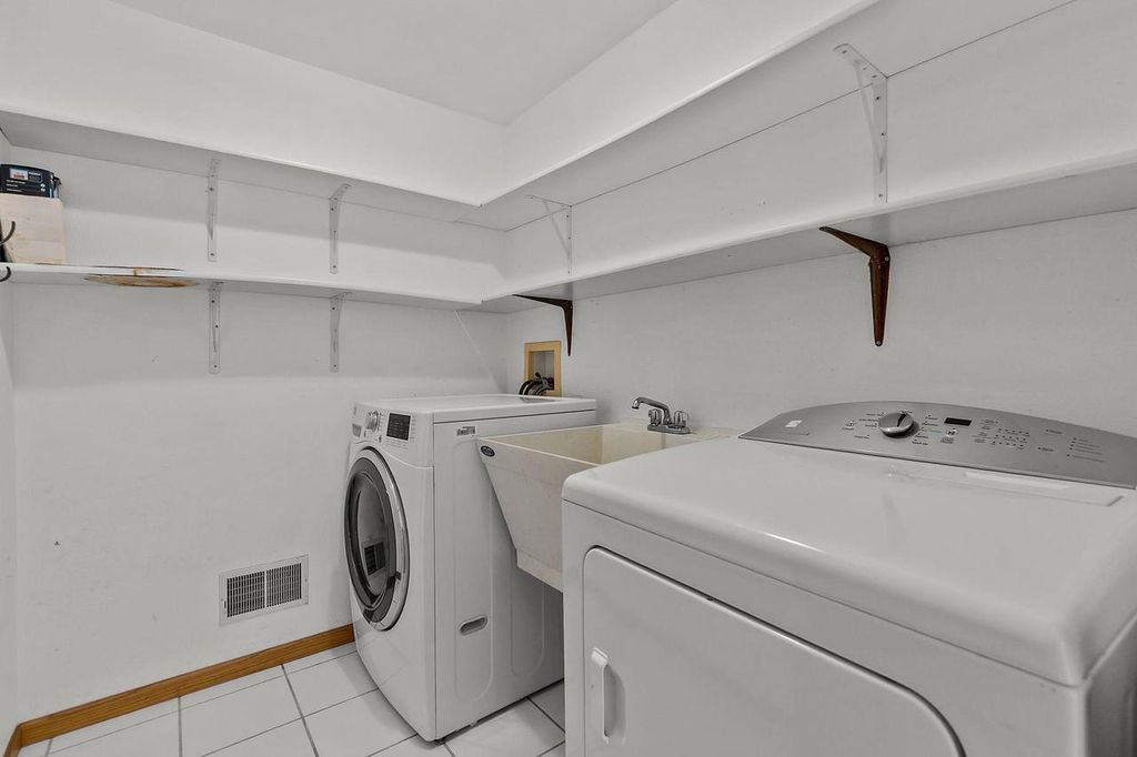 Photo of 625 River Bluff DRIVE, Manitowoc, WI 54220 (MLS # 50317044)