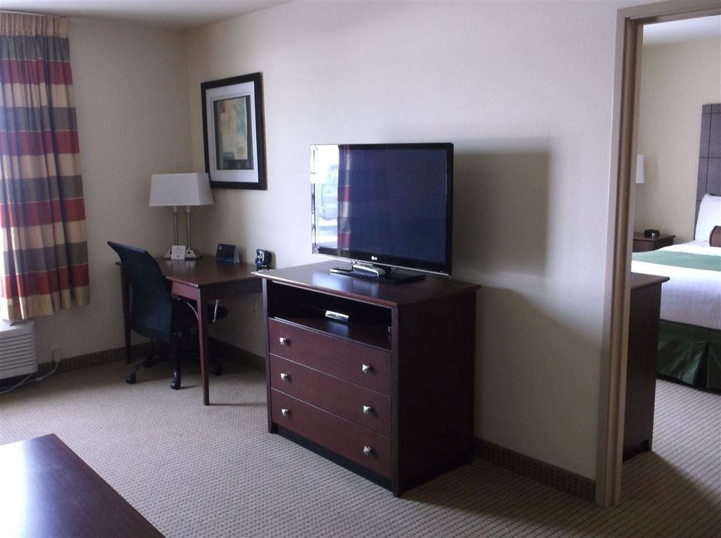 Photo of 1515 Planeview DRIVE, Oshkosh, WI 54904 (MLS # 50322180)