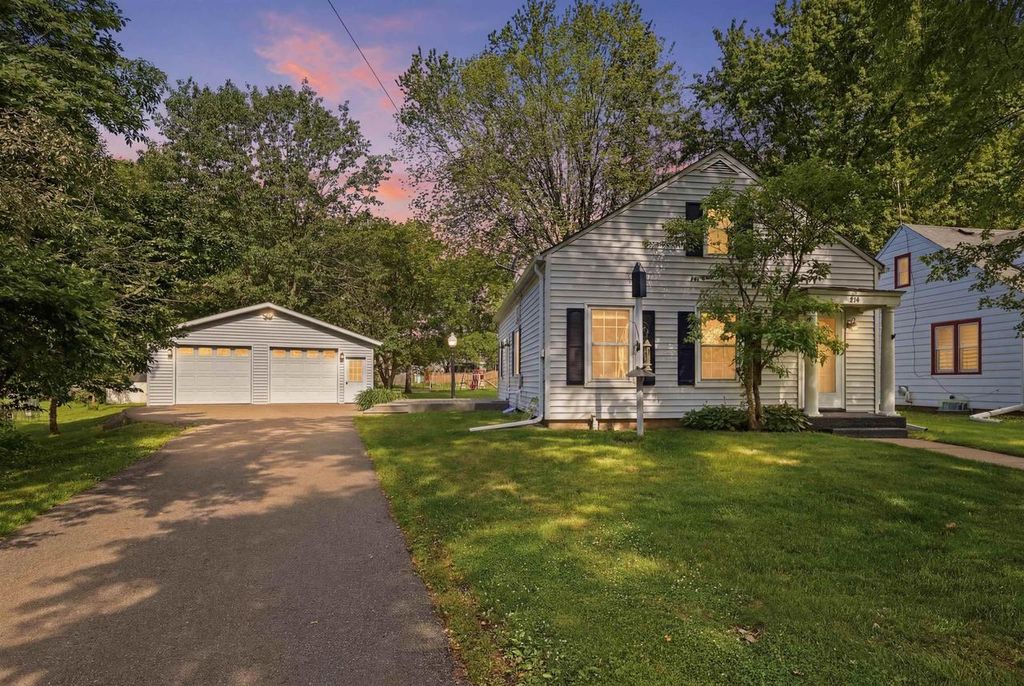 Photo of 814 S Oak AVENUE, Marshfield, WI 54449 (MLS # 22602928)