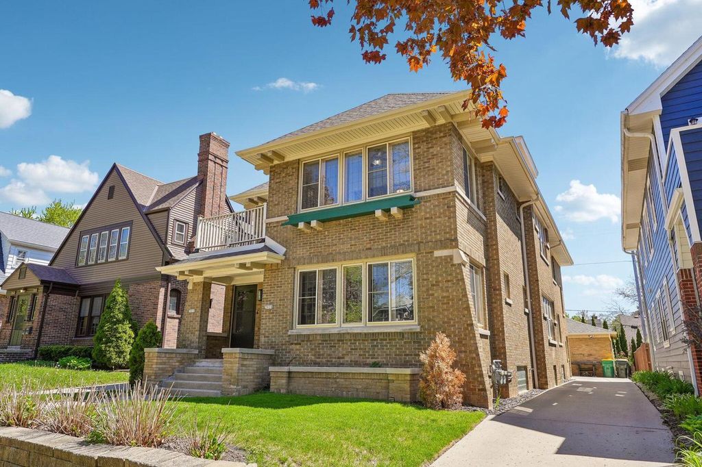 Photo of 3916 N Farwell AVENUE #3918, Shorewood, WI 53211 (MLS # 1963065)