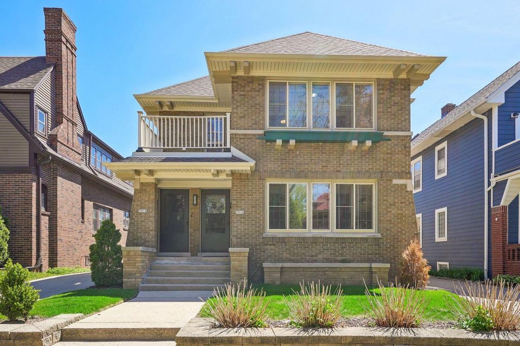 Photo of 3916 N Farwell AVENUE #3918, Shorewood, WI 53211 (MLS # 1963065)