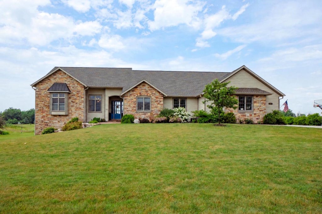 Photo of 4268 S Woodcrest Ridge DRIVE, West Bend, WI 53095 (MLS # 1980614)