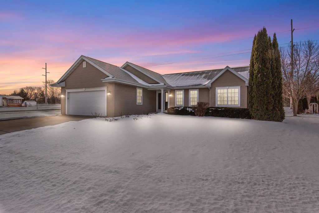 Photo of 1542 Primrose LANE, Fond Du Lac, WI 54935 (MLS # 50321120)