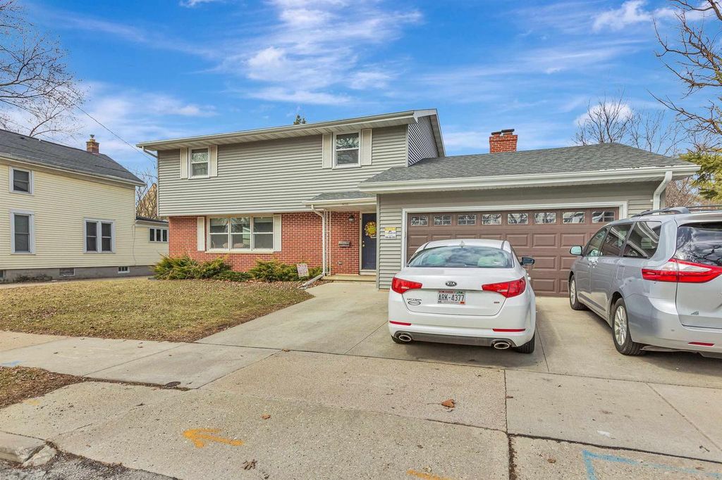 Photo of 932 Vine STREET, Oshkosh, WI 54901 (MLS # 50322193)