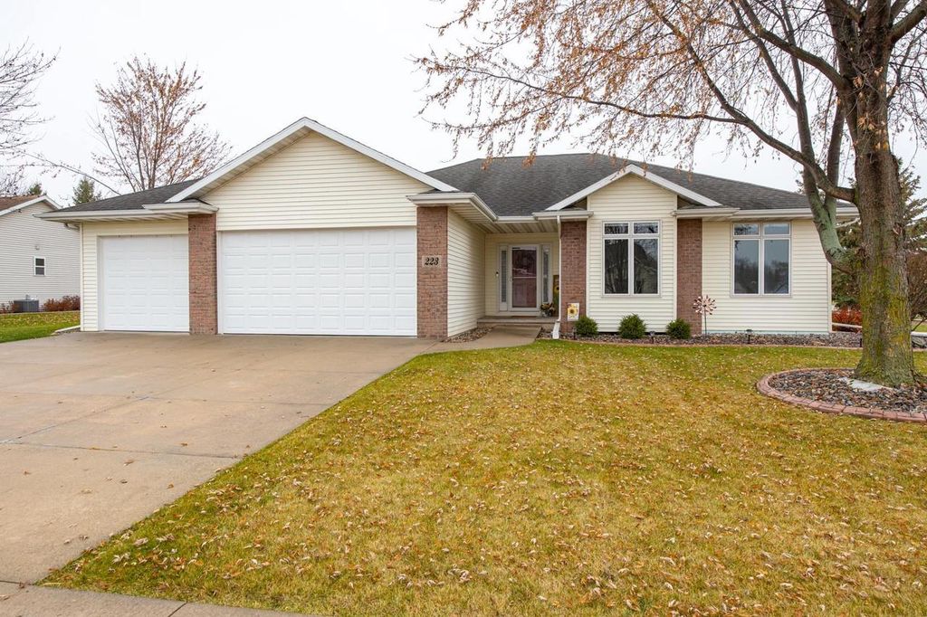 Photo of 223 Sunny Meadows DRIVE, Kaukauna, WI 54130 (MLS # 50319849)