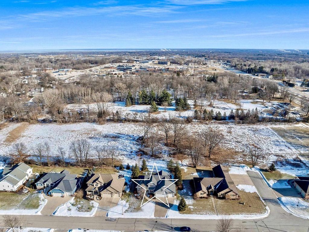 Photo of 905 Red Fox DRIVE, Green Bay, WI 54313 (MLS # 50320232)