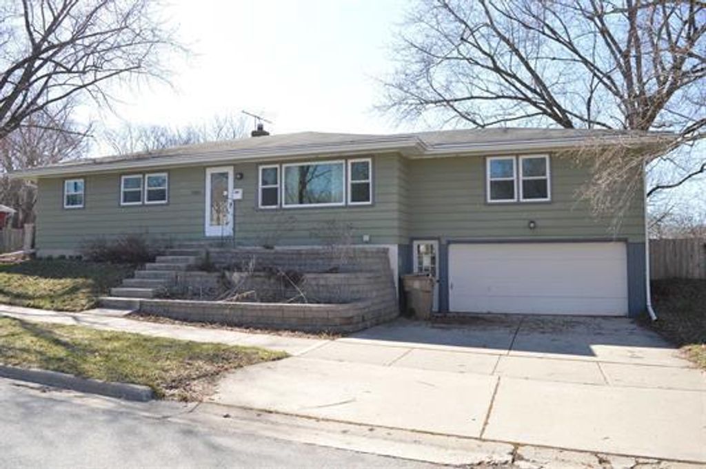 Photo of 1002 Ellen AVENUE, Madison, WI 53716 (MLS # 2015848)