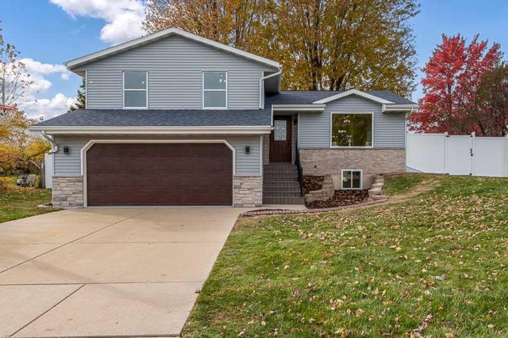 Photo of 2205 Green Valley DRIVE, Janesville, WI 53546 (MLS # 2012134)