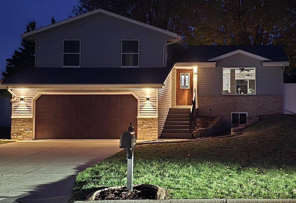 Photo of 2205 Green Valley DRIVE, Janesville, WI 53546 (MLS # 2012134)