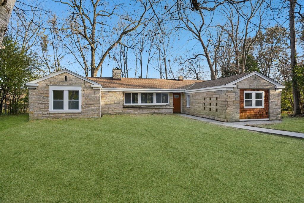 Photo of 5686 N River Forest DRIVE, Glendale, WI 53209 (MLS # 1943367)