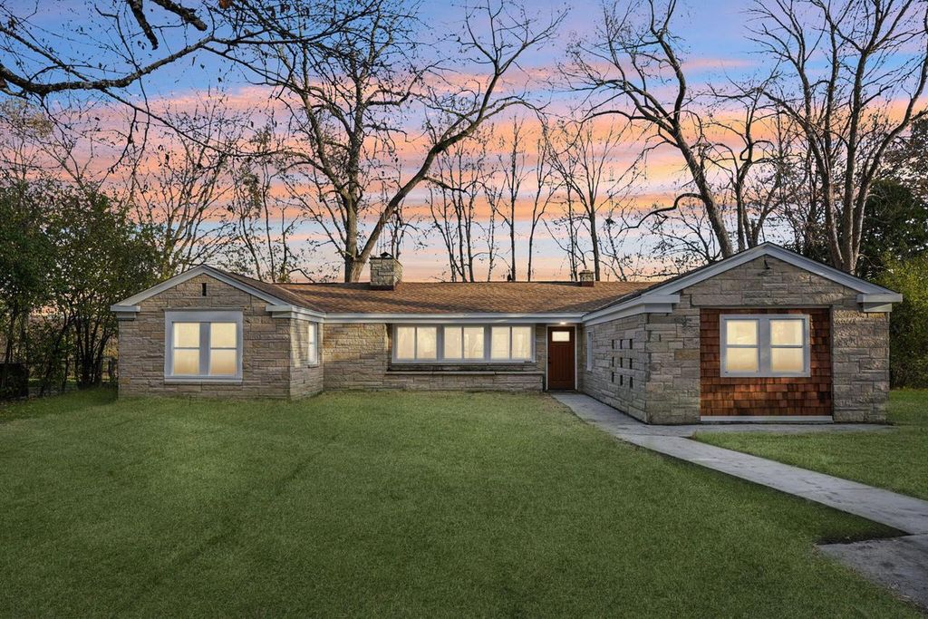 Photo of 5686 N River Forest DRIVE, Glendale, WI 53209 (MLS # 1943367)