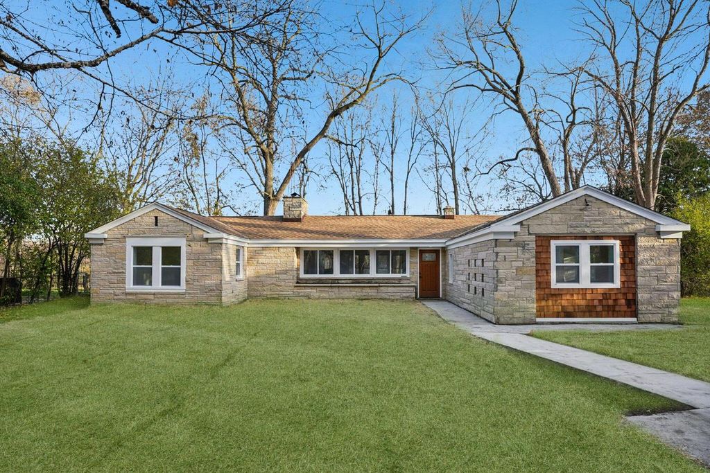 Photo of 5686 N River Forest DRIVE, Glendale, WI 53209 (MLS # 1943367)