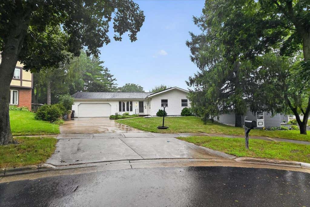 Photo of 5 Yorktown CIRCLE, Madison, WI 53711 (MLS # 2030230)