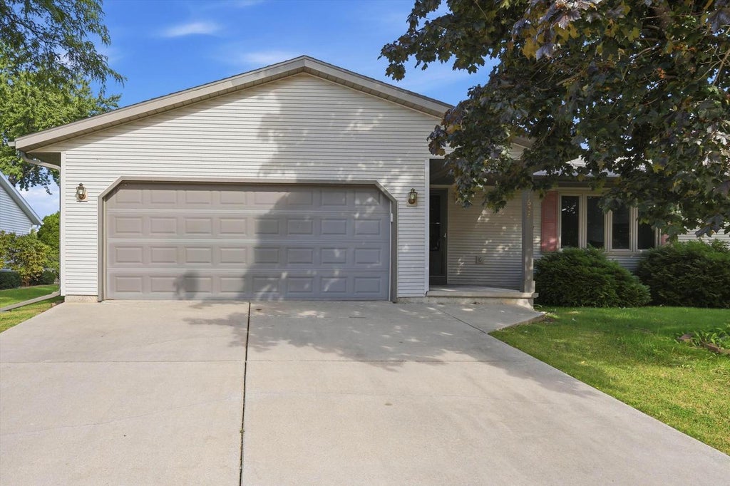 Photo of 1604 Fairlawn AVENUE, North Fond Du Lac, WI 54937 (MLS # 1978045)